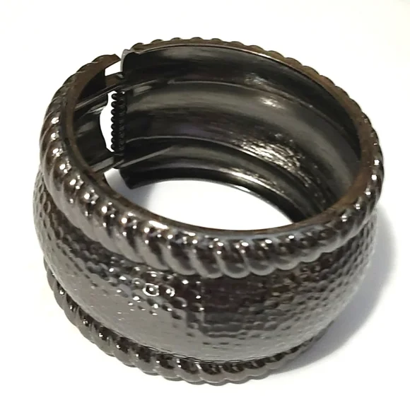 VINTAGE HAMMERED DARK GUNMETAL WIDE CUFF HINGED 7 3/4" BRACELET - Picture 7 of 9